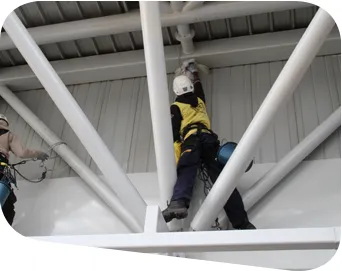 Cordiste TRAPEZE dans une charpente métallique à dépoussiérer