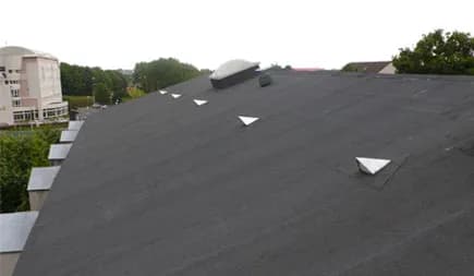 Toit-terrasse en cours de reprise d'étanchéité