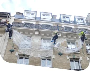 Filets de sécurité posés par TRAPEZE sur une façade haussmannienne