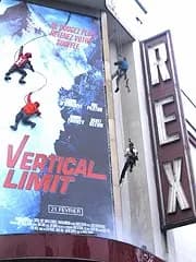 Cordistes TRAPEZE sur la façade du Grand Rex pour la première de Vertical Limit