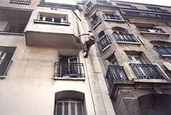Cordistes TRAPEZE sur la façade d'un immeuble parisien