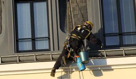 Cordiste TRAPEZE au niveau des chéneaux d'un immeuble haussmannien
