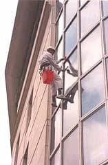 Nettoyage de vitres sur corde par TRAPEZE au début des années 2000