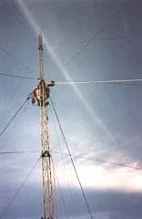 Cordiste TRAPEZE qui pose une antenne au sommet d'un dôme