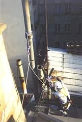 Pose d'un conduit en façade par un cordiste TRAPEZE