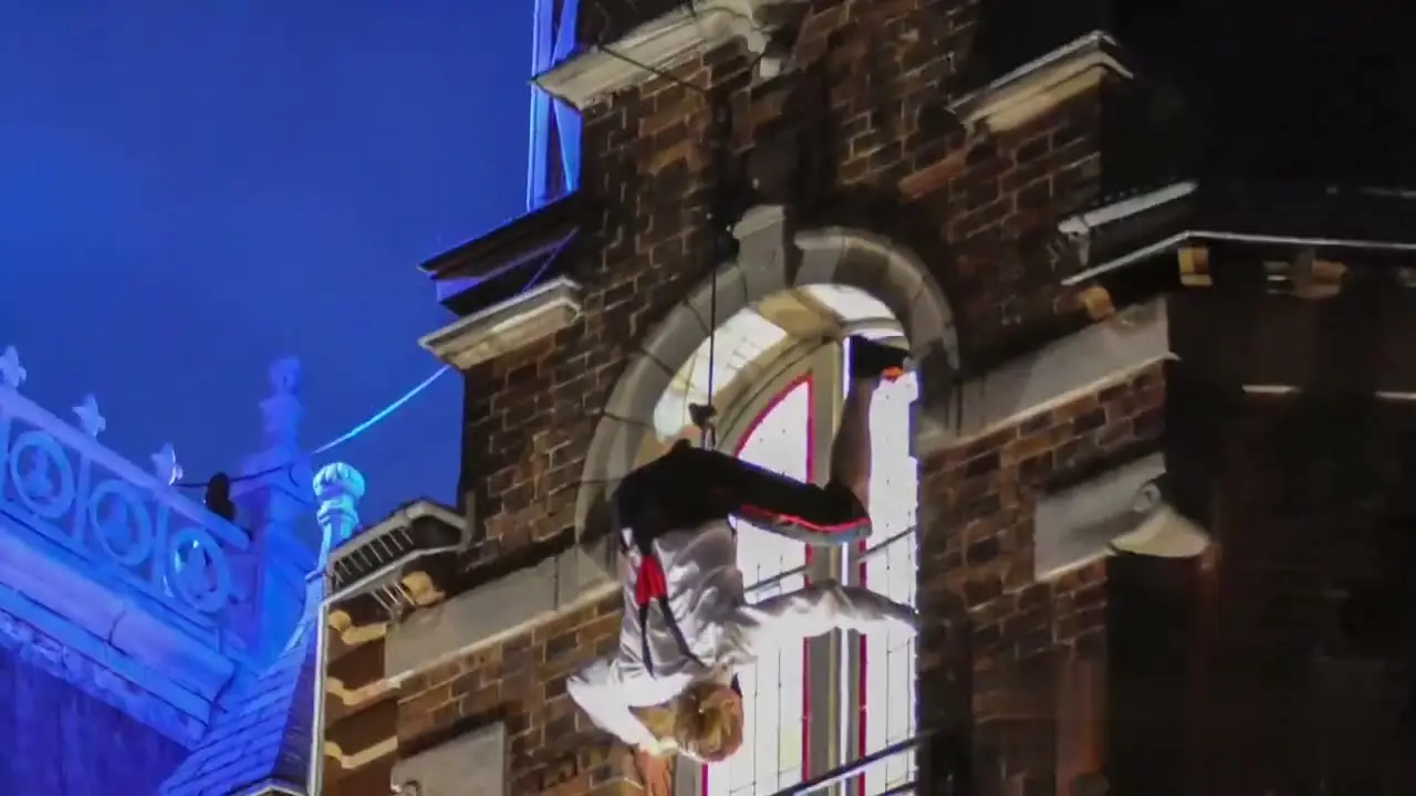 Danseur de façade de la Compagnie Lézards Bleus au château de Bois-Colombes