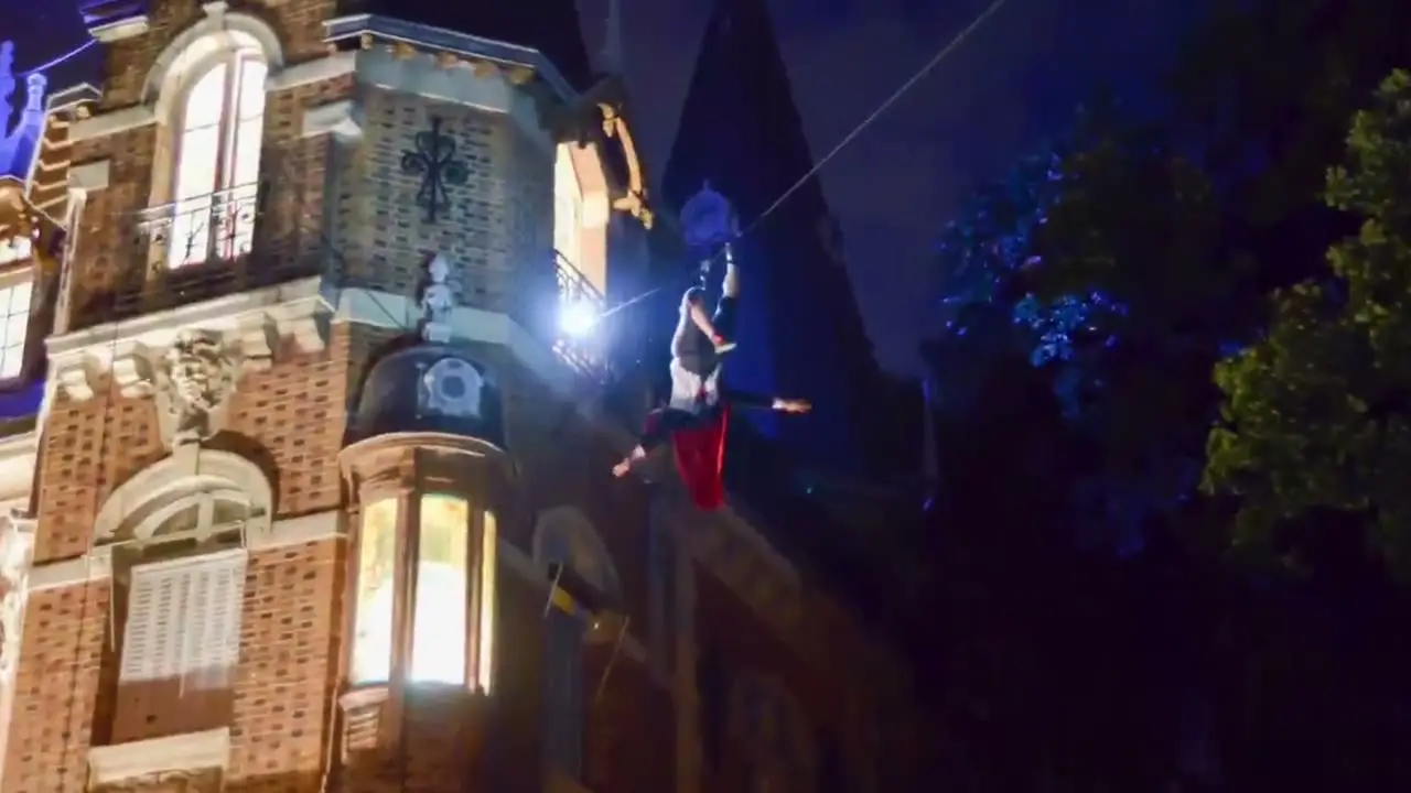 Danseur de façade sur le château de Bois-Colombes illuminé