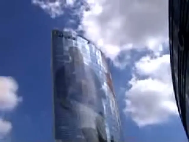 Film publicitaire posé par TRAPEZE sur la tour Cegetel pour la Coupe du monde 2002