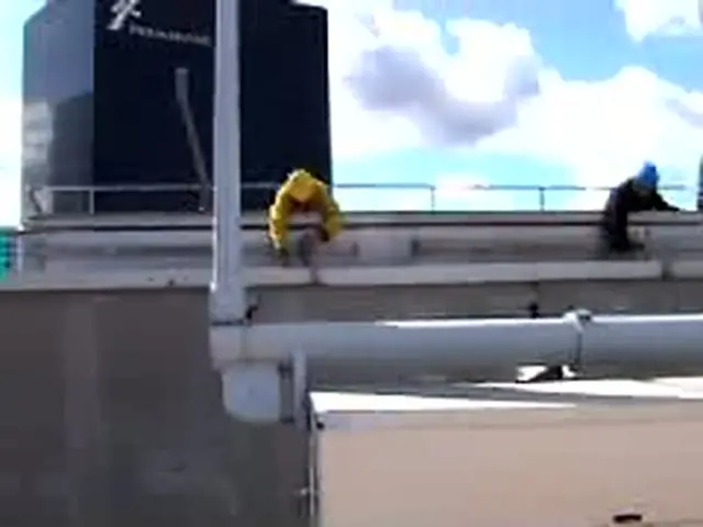 Tour Cegetel à La Défense habillée d'un film publicitaire en 2002
