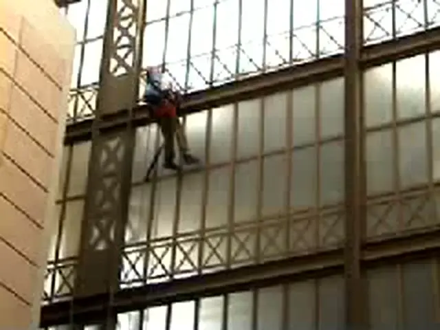 Cordistes TRAPEZE sous la verrière du musée d'Orsay en 2002
