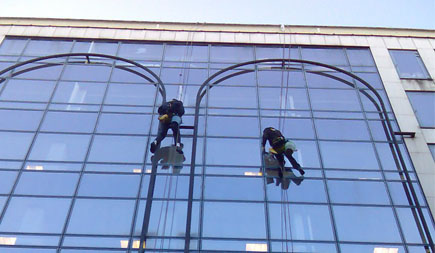 Laveurs de vitres cordistes TRAPEZE lors du nettoyage de vitres en grande hauteur
