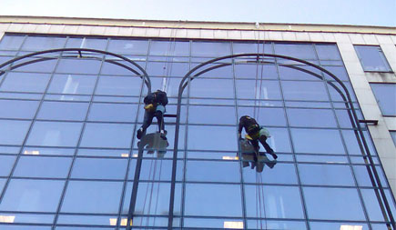Nettoyage vites vitrines en hauteur