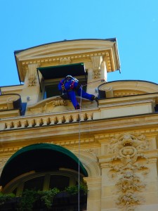 peninsula-paris-installation-spot-rose-cancer-du-sein-sept2015-10     